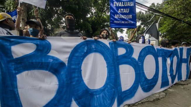 Bobotoh atau suporter Persib Bandung berunjuk rasa di depan Graha Persib, Bandung, Jawa Barat, Selasa (21/6/2022).  ANTARA FOTO/Novrian Arbi