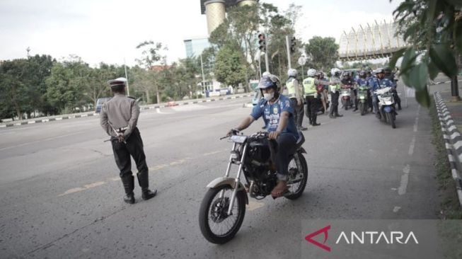 Polisi memutarbalikkan Bobotoh yang menuju ke Stadion Si Jalak Harupat di Jalan Al Fathu, Kabupaten Bandung, Jawa Barat, Selasa (21/6/2022). [ANTARA/Bagus Ahmad Rizaldi]