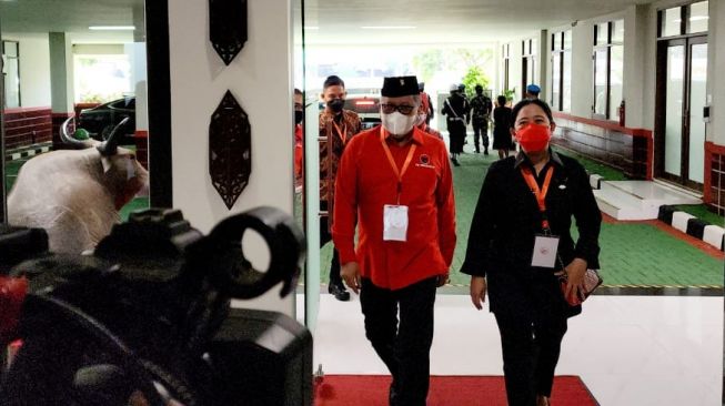 Sekretaris Jenderal PDIP, Hasto Kristiyanto dan Puan Maharani di Lenteng Agung, Jakarta Selatan (Suara.com/Bagaskara)