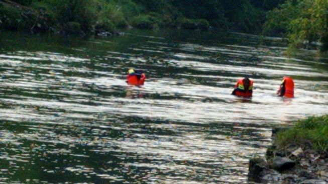 Pencarian korban tercebur di Sungai Opak, Bantul, Selasa (21/6/2022) - (SuaraJogja.id/HO-Basarnas Yogyakarta)