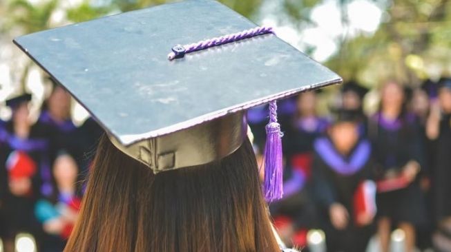 Viral Wanita Diwisuda Ibu Sendiri, Berhasil Lulus dari FK UGM dengan IPK Sempurna