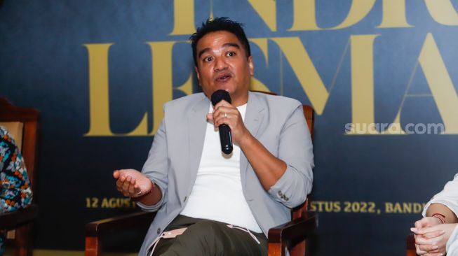 Musisi Indra Lesmana saat menggelar konferensi pers terkait acara Indra Lesmana Legacy Concert & Tour di Kawasan Dharmawangsa, Jakarta Selatan, Selasa (21/6/2022). [Suara.com/Alfian Winanto