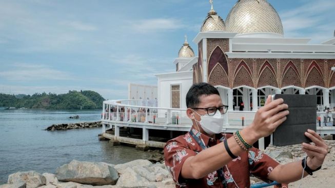 Orang Tua Terinfeksi Covid-19, Menparekraf Sandiaga Uno Minta Wisatawan Pakai Masker Lagi Selama Liburan