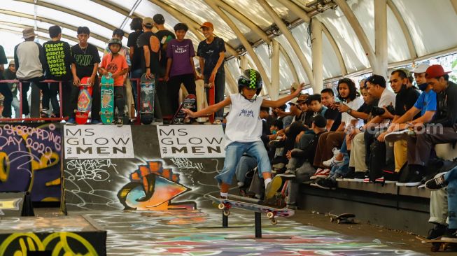 Para Skateboarder melakukan aksi saat peringatan Go Skateborading Day Jakarta di Kawasan Blok M, Jakarta Selatan, Selasa (21/06/2022). [Suara.com/Alfian Winanto]