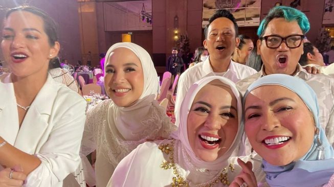 Gaya artis di pesta anniversary Ayu Dewi dan suami (Instagram/@astridkuya)