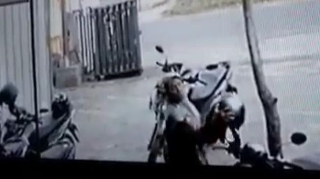 Tangkapan layar dari video rekaman CCTV seorang perempuan di Kulon Progo curi helm di parkiran - (ist)
