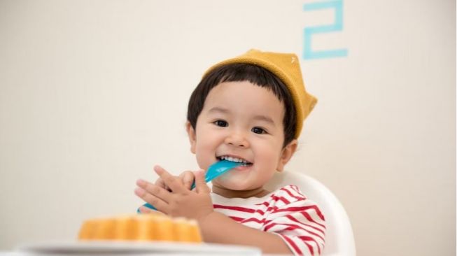 Ilustrasi anak makan sendiri. (Unsplash.com/ kazuend)