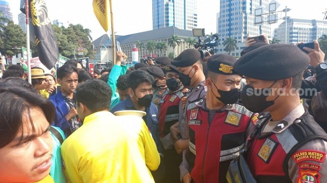 Demo saat Jokowi Ultah ke-61 Tahun, Massa Mahasiswa Dicegat Polisi, Dilarang Dekati Istana