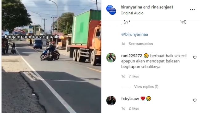 Pemotor ketangkap kamera saat bantu penyandang disabilitas menyebrang jalan (Instagram/ @rinanyarina).