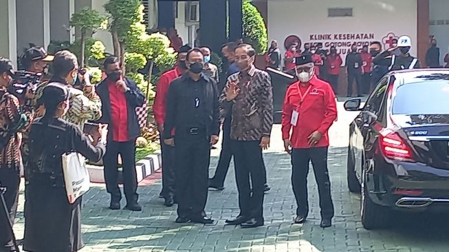 Presiden RI Joko Widodo atau Jokowi menghadiri secara langsung acara pembukaan Rapat Kerja Nasional atau Rakernas ke-2 PDI Perjuangan di Sekolah Partai PDIP, Lenteng Agung, Jakarta Selatan, Selasa (21/6/2022). (Suara.com/Bagaskara)