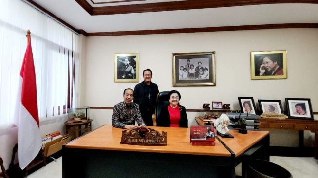 Presiden RI Joko Widodo atau Jokowi menghadiri secara langsung acara pembukaan Rapat Kerja Nasional atau Rakernas ke-2 PDI Perjuangan di Sekolah Partai PDIP, Lenteng Agung, Jakarta Selatan, Selasa (21/6/2022).  (Suara.com/Bagaskara)