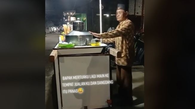 Sentuh Dandang Panas, Ekspresi Datar Wajah Bapak Ini Buat Netizen Ngakak