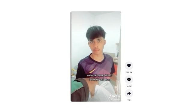 Driver ojol menyanyikan lagu Selamat Ulang Tahun. [TikTok] 