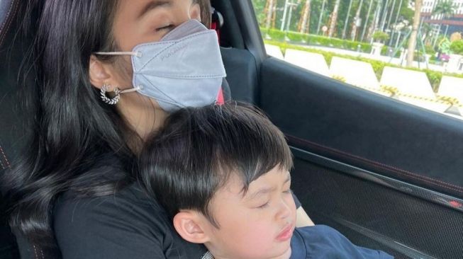 Pose Artis Indonesia saat Tidur Bareng Anak (instagram/@sandradewi88)