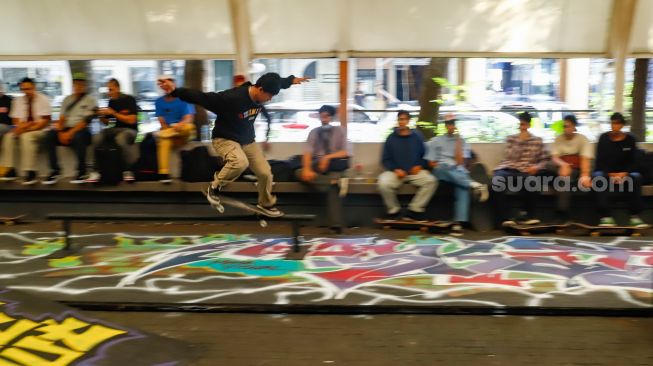 Para Skateboarder melakukan aksi saat peringatan Go Skateborading Day Jakarta di Kawasan Blok M, Jakarta Selatan, Selasa (21/06/2022). [Suara.com/Alfian Winanto]