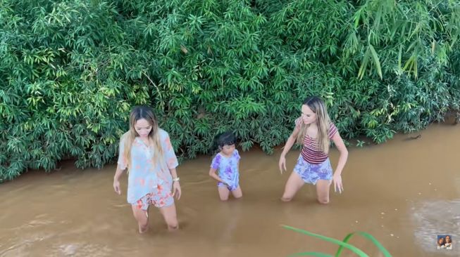 The Connel Twins cari tutut di sawah sampai ungkap hidup masih susah sehingga pilih bergabung OnlyFans (YouTube/TheConnellTwins)