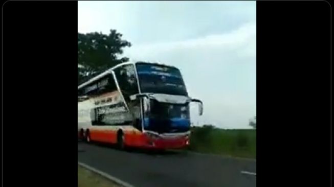 Pemotor bikin ayangnya ngambek gegara suka foto bus di jalan (Twitter)