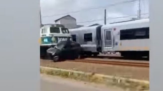 Tangkapan layar video viral sebuah mobil Avanza tertabrak Kereta Api Sindoro di Tambun, Bekasi, Selasa (21/6/2022). [Instagram @dramacommuterline]