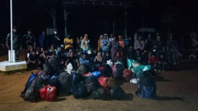 Penyelundupan 43 TKI Ilegal Berhasil Digagalkan di Kebun Sawit Kapuas Hulu Perbatasan Indonesia - Malaysia