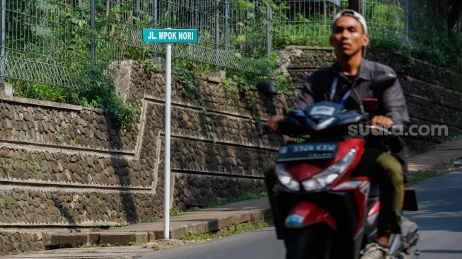 Plang nama Jalan Mpok Nori terpajang di kawasan Jakarta Timur, Selasa (21/6/2022). [Suara.com/Alfian Winanto]