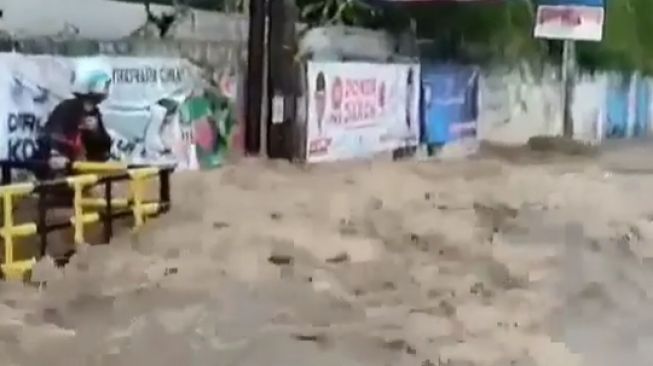 Momen Mengerikan, Pengendara Motor Terseret Arus Banjir di Perbatasan Bandung-Cimahi, Publik: Ini Kayak Tsunami