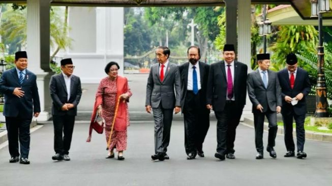 Presiden Jokowi berjalan bersama ketum Parpol (Twitter / @Dennysiregar7)