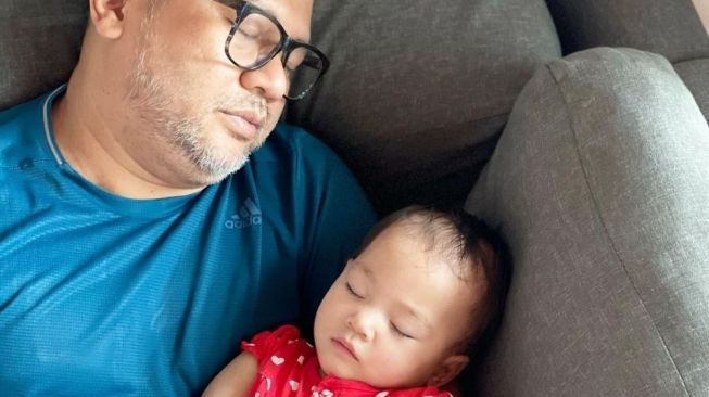 Pose Artis Indonesia saat Tidur Bareng Anak (instagram/@/indrabrasco)