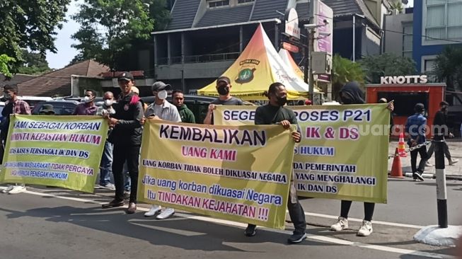 Para korban dari Indra Kenz dan Doni Salmanan menggelar aksi unjuk rasa di depan Gedung Kejaksaan Agung, Jakarta Selatan, Selasa (21/6/2022) [Suara.com/Rena Pangesti]