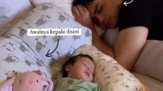 Pose Artis Indonesia saat Tidur Bareng Anak (instagram/@asmirandah89)