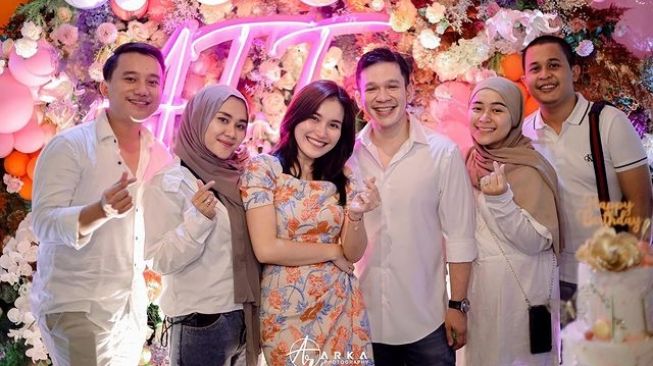 Momen Ulang Tahun Ayu Ting Ting (Instagram/ayutingting92)