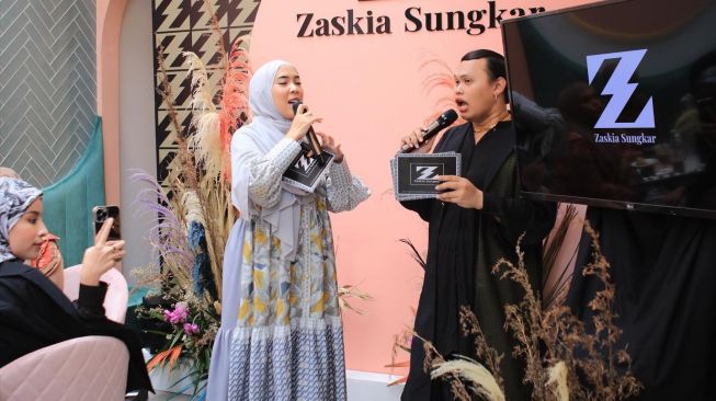 Momen opening butik baru Zaskia Sungkar. (Instagram/@zaskiasungkar15) 