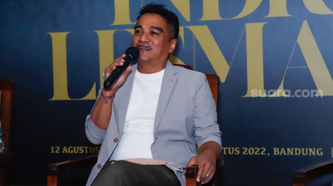 Musisi Indra Lesmana saat menggelar konferensi pers terkait acara Indra Lesmana Legacy Concert & Tour di Kawasan Dharmawangsa, Jakarta Selatan, Selasa (21/6/2022). [Suara.com/Alfian Winanto