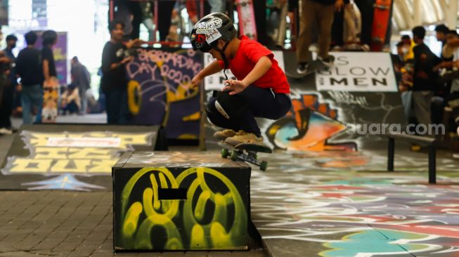 Para Skateboarder melakukan aksi saat peringatan Go Skateborading Day Jakarta di Kawasan Blok M, Jakarta Selatan, Selasa (21/06/2022). [Suara.com/Alfian Winanto]