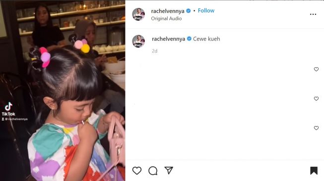 Foto: Rachel Vennya Bagikan Gaya Gemas Chava dengan OOTD Colourful, Warganet : Kayak Cewek Rainbow Cake (instagram/rachelvennya)