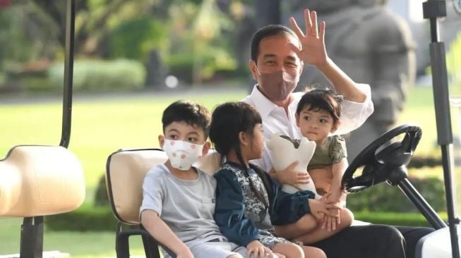 Presiden Joko Widodo atau Jokowi saat bersantai bersama cucu-cucunya. (Tangkap Layar Instagram @jokowi). 