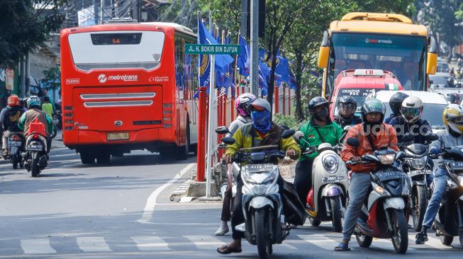 Plang nama Jalan H. Bokir bin Djiun terpajang di kawasan Taman Mini, Jakarta Timur, Selasa (21/6/2022). [Suara.com/Alfian Winanto]