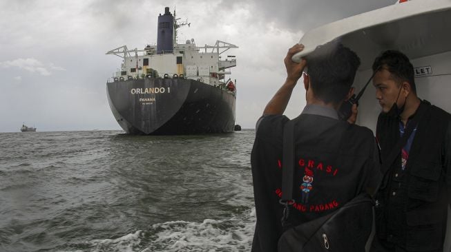 Tim Pengawasan Orang Asing (PORA) berkomunikasi dengan Kapal tanker MT Orlando 1 berbendera Panama yang lego jangkar di Perairan Pulau Nipah, Batam, Kepulauan Riau, Selasa (21/6/2022). ANTARA FOTO/Rahmad