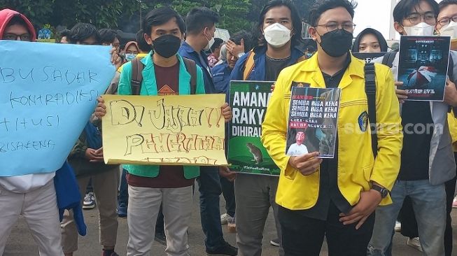 Mahasiswa saat berdemonstrasi di Jakarta menolak pasal bermasalah di RKUHP. (Suara.com/Yaumal)