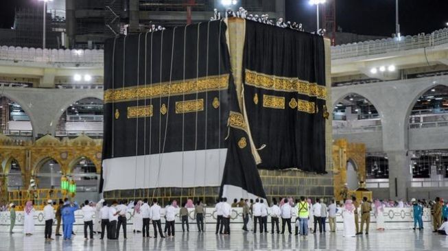 Ini Dia Kiswah, Jubah Hitam Ka’bah Berbahan Sutra dan Benang Emas