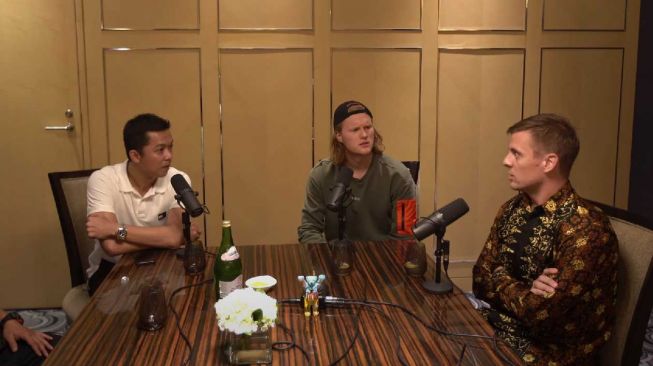 Pebulu tangkis Denmark, Hans-Kristian Solberg Vittinghus (kanan) bersama Taufik Hidayat (kiri) dan Anders Antonsen dalam siaran podcast bertajuk Badminton Experience yang tayang di YouTube pada Selasa (21/6/2022). [Tangkapan Layar YouTube]