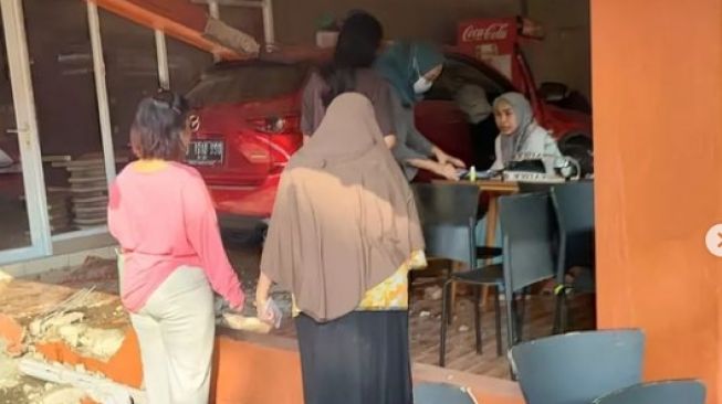 Emak-emak berada di areak sekitar kecelakaan mobil Mazda yang menabrak bangunan (Instagram)