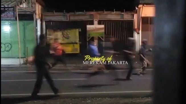 Tawuran Pecah di Duren Sawit Saat Adzan Subuh Berkumandang, Terdengar Suara Ledakan