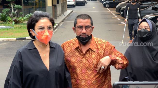 Nikita Mirzani dan kuasa hukumnya Fahmi Bachmid di Gedung Divisi Propam Polri [Suara.com/Adiyoga Priyambodo]