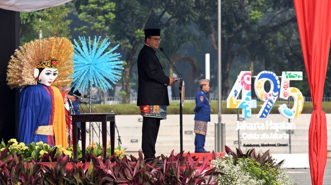 Gubernur DKI Jakarta Anies Baswedan memberikan sambutan saat memimpin upacara HUT ke-495 Kota Jakarta di kawasan Monas, Jakarta, Rabu (22/6/2022). ANTARA FOTO/Indrianto Eko Suwarso