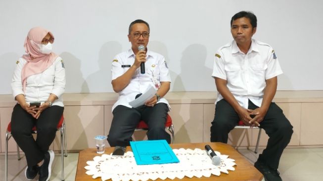 Kepala Dispendukcapil Surabaya jumpa pers soal nikah beda agama di Surabaya [SuaraJatim/Dimas Angga]