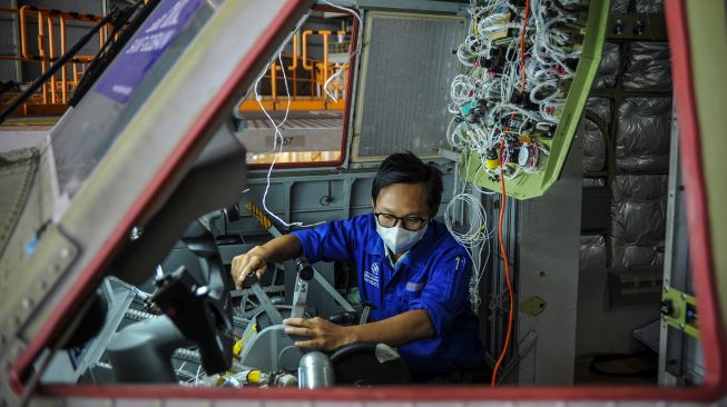 Pekerja menyelesaikan produksi pesawat NC 212i di Hanggar PT Dirgantara Indonesia, Bandung, Jawa Barat, Rabu (22/6/2022).  ANTARA FOTO/Raisan Al Farisi
