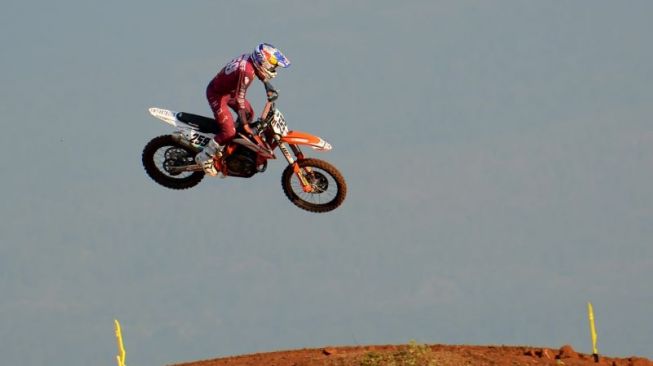 Ilustrasi - Aksi crosser asal Belanda Glenn Coldenhoff pada babak kualifikasi Motocross Grand Prix (MXGP) seri ke-12, di kawasan Bukit Semarang Baru (BSB) Mijen Semarang, Jawa Tengah, Sabtu (13/7/2019). ANTARA FOTO/R. Rekotomo/foc.