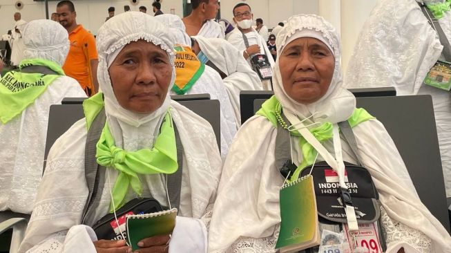 Cerita Lansia Kembar Naik Haji, Ingin Doa Minta Jodoh di Depan Ka'bah