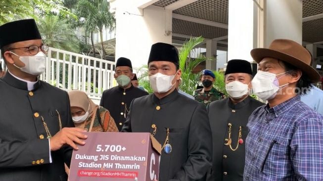 Sejarawan JJ Rizal memberikan petisi terkait usulan perubahan nama JIS menjadi Stadion MH Thamrin kepada Gubernur DKI Jakarta Anies Baswedan, Rabu (22/6/2022). (Suara.com/Fakhri)