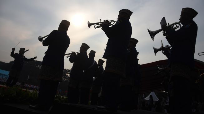 Petugas Damkar DKI Jakarta memainkan alat musik saat mengikuti upacara HUT ke-495 Kota Jakarta di kawasan Monas, Jakarta, Rabu (22/6/2022). ANTARA FOTO/Indrianto Eko Suwarso